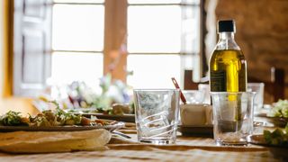 Delicii Mediteraneene: Uleiul de Măsline, Roșii și Vinete în Bucătăria Ta 