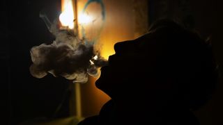 Fiecare țigară electronică de unică folosință este fabricată din plastic și conține o baterie nedetașabilă cu aproximativ 0,15 grame de litiu, precum și săruri de nicotină și urme de metale grele. &nbsp;