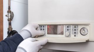 Ministrul Adrian C&acirc;ciu vine cu vești bune pentru rom&acirc;ni! Ce se &icirc;nt&acirc;mplă cu facturile din această iarnă?