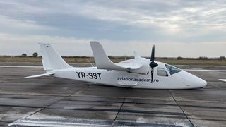 Aterizare forțată pe aeroportul din Constanța, după ce trenul de aterizare a suferit o defecțiune. Planul de urgență a fost activat