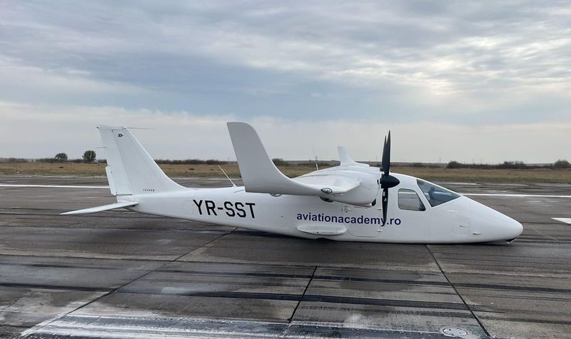 Aterizare forțată pe aeroportul din Constanța, după ce trenul de aterizare a suferit o defecțiune. Planul de urgență a fost activat