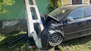 Un copil de 14 ani a doborât un stâlp de curent, în Sibiu, după ce s-a urcat băut la volan