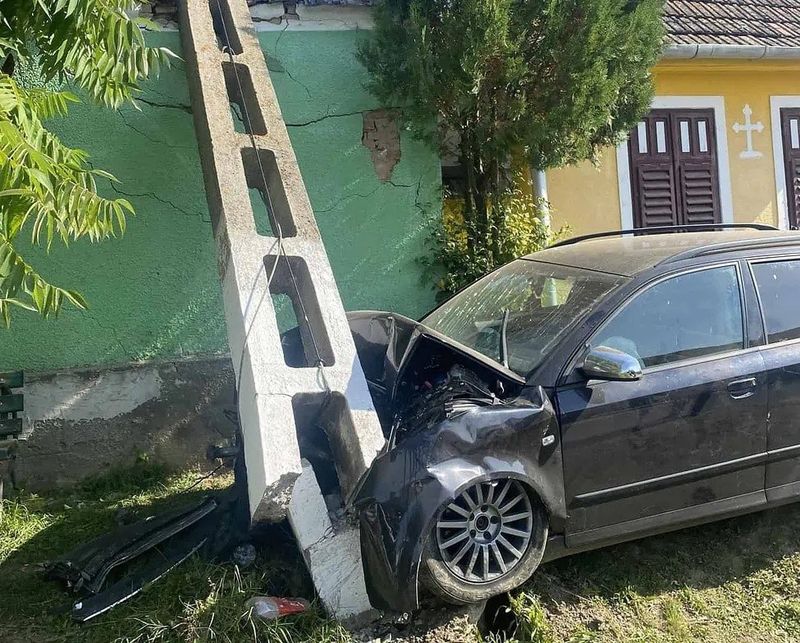 Un copil de 14 ani a doborât un stâlp de curent, în Sibiu, după ce s-a urcat băut la volan