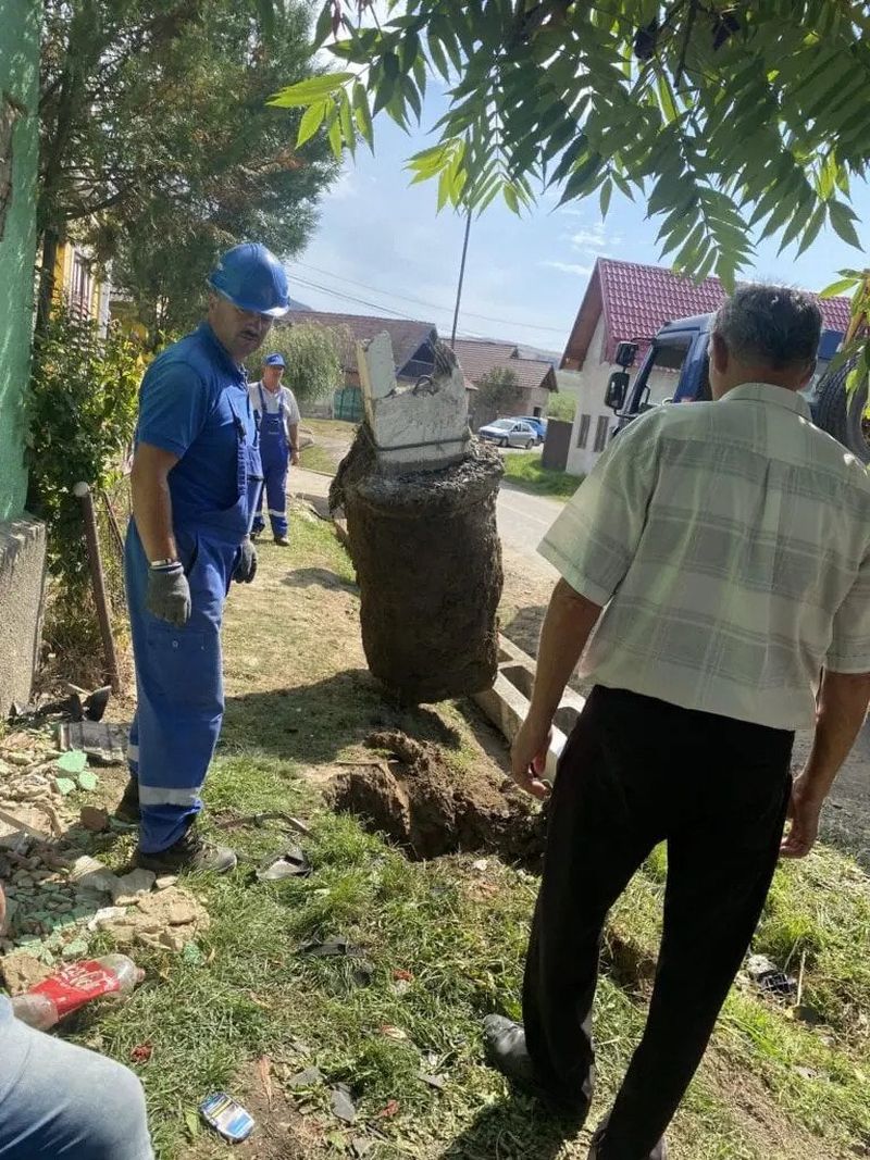 Un copil de 14 ani a doborât un stâlp de curent, în Sibiu, după ce s-a urcat băut la volan