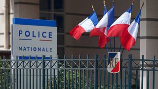 Incident macabru &icirc;n Franța. Un bărbat a fost arestat după ce fiul său a fost găsit mort &icirc;n apartament. Individul a sunat la pompe funebre şi a spus că &icirc;l pune &icirc;n frigider