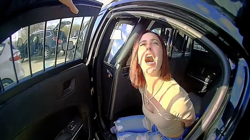 Stripteuză băută la volan