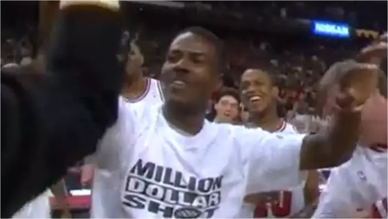 Bărbatul care a marcat un coș de milioane dolari a trebuit să aștepte 20 de ani pentru a-și primi banii