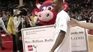 Bărbatul care a marcat un coș de milioane dolari a trebuit să aștepte 20 de ani pentru a-și primi banii