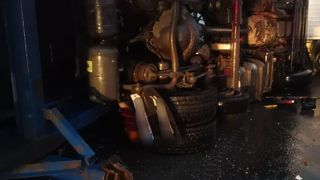 Un tânăr șofer de TIR a murit pe un drum din Galați, după ce a intrat pe contrasens, s-a izbit puternic de o autoutilitară și s-a răsturnat