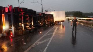 FOTO - Un tânăr șofer de TIR a murit pe un drum din Galați, după ce a intrat pe contrasens, s-a izbit puternic de o autoutilitară și s-a răsturnat