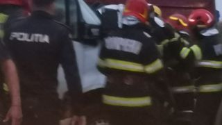 Un tânăr șofer de TIR a murit pe un drum din Galați, după ce a intrat pe contrasens, s-a izbit puternic de o autoutilitară și s-a răsturnat