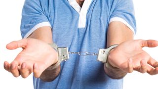 Polițiștii au fost atacați de mai mulți indivizi, iar pentru rezolvarea situației au tras mai multe focuri de armă.