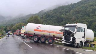 O cisternă &icirc;ncărcată cu GPL s-a ciocnit cu un autotren &icirc;n județul V&acirc;lcea. Cisterna ar aparține firmei care deţinea stația GPL care a explodat la Crevedia