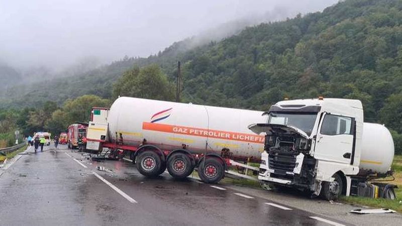 O cisternă încărcată cu GPL s-a ciocnit cu un autotren în județul Vâlcea. Cisterna ar aparține firmei care deţinea stația GPL care a explodat la Crevedia