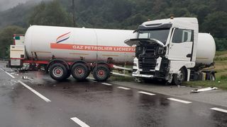O cisternă &icirc;ncărcată cu GPL s-a ciocnit cu un autotren &icirc;n județul V&acirc;lcea. Cisterna ar aparține firmei care deţinea stația GPL care a explodat la Crevedia