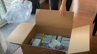 O femeie a primit un pachet de 1.020 de prezervative pe care spune ca nu le-a comandat niciodată: &bdquo;Am presupus că totul este o &icirc;nșelătorie&rdquo;