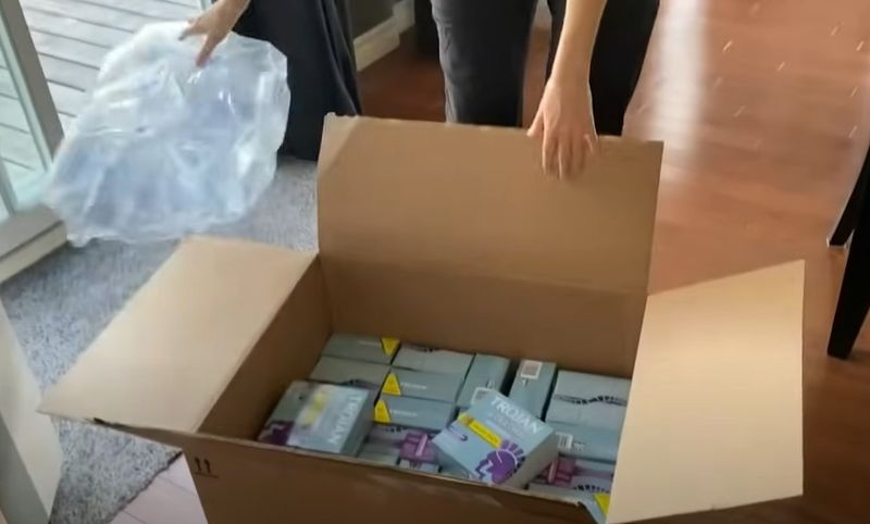 O femeie a primit un pachet de 1.020 de prezervative pe care spune ca nu le-a comandat niciodată: „Am presupus că totul este o înșelătorie”