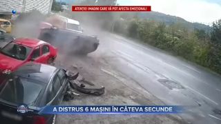 VIDEO- A distrus 6 mașini &icirc;n c&acirc;teva secunde. Polițiștii au deschis un dosar penal.