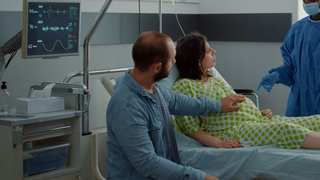 Un bărbat a dat în judecată un spital după ce personalul medical i-a permis să participe la nașterea copilului său