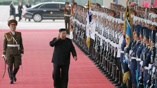 Kim Jong-Un a plecat din Rusia cu cadouri, în timp ce fanfara cânta „Adio Slavianka”
