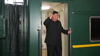 Kim Jong-Un a plecat din Rusia cu cadouri, în timp ce fanfara cânta „Adio Slavianka”