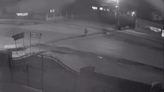 Accident dramatic &icirc;n județul D&acirc;mbovița. Un copil de 9 ani și mama lui au fost spulberați de mașină. Băiatul a fost aruncat pe contrasens