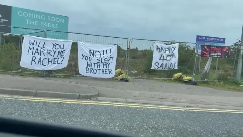 Și-au spălat rufele în public la propriu! Cererea în căsătorie a luat o întorsătură bizară. „Cine a spus că romantismul a murit?”  