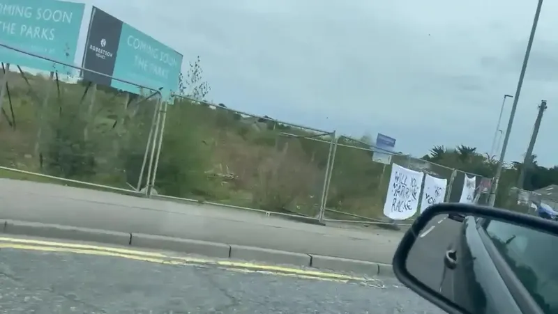 Și-au spălat rufele în public la propriu! Cererea în căsătorie a luat o întorsătură bizară. „Cine a spus că romantismul a murit?”  