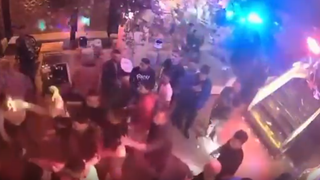  Agentul era nervos din cauza solistului, care c&acirc;nta doar la masa unui iordian.