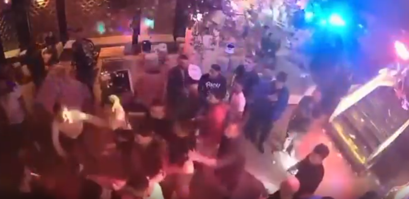  Agentul era nervos din cauza solistului, care cânta doar la masa unui iordian.