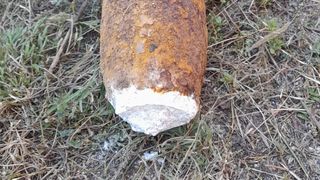 FOTO-Un proiectil cu &icirc;ncărcătură explozivă a fost descoperit &icirc;n zona Aeroportului Oradea. Cum a fost făcută descoperirea