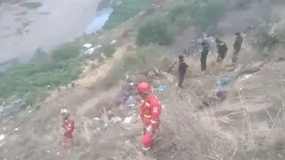 Un autobuz a căzut &icirc;ntr-o prăpastie de 200 de metri