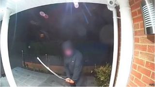 VIDEO. Momentul șocant în care un necunoscut sună la ușă și lovește cu sabia de samurai