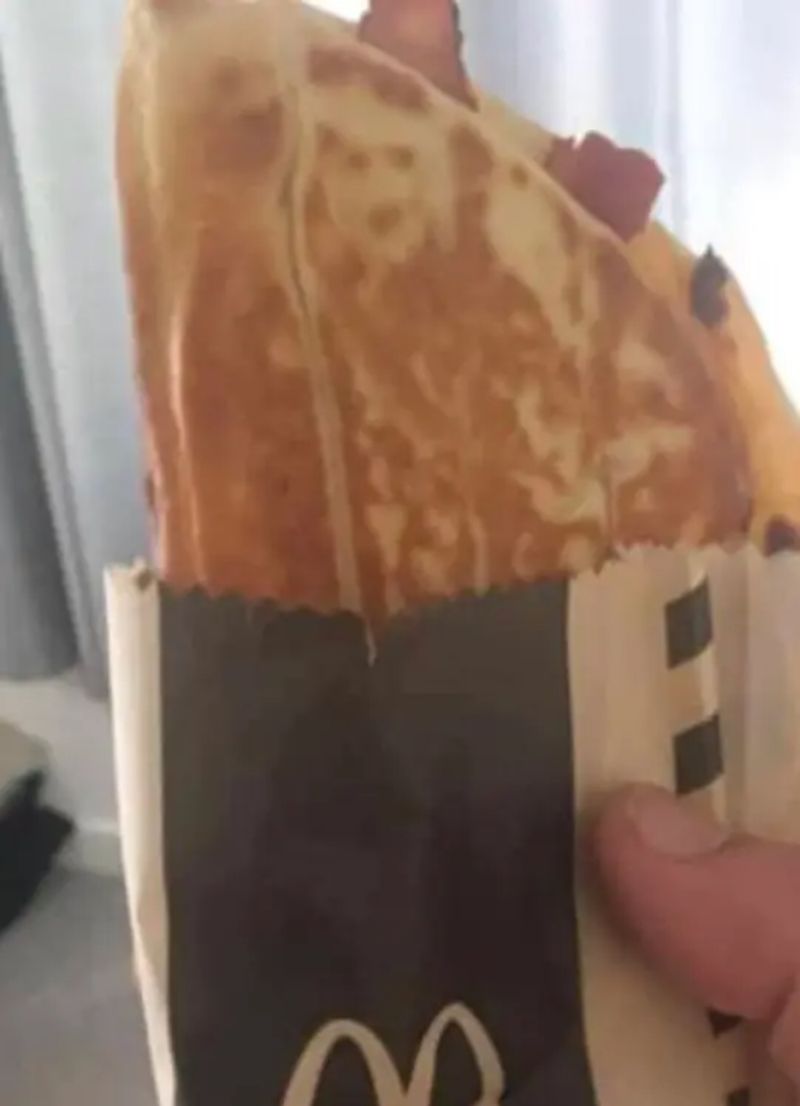 Un bărbat a rămas uluit după ce a mâncat la restaurantul lui fast-food preferat. Clientul fidel a găsit chipul lui Hitler imprimat pe pâinea de la micul dejun. Imaginile au devenit virale