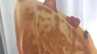 Un bărbat a rămas uluit după ce a mâncat la restaurantul lui fast-food preferat. Clientul fidel a găsit chipul lui Hitler imprimat pe pâinea de la micul dejun. Imaginile au devenit virale