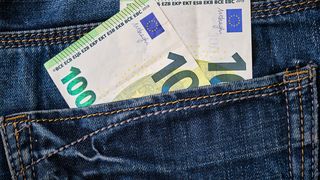 Cum sunt afectați bugetarii de "legea austerității".