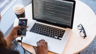 Cu cât scad salariile în construcții, IT și industria agroalimentară după noile taxe propuse de Guvern