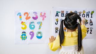 Bani gratis pentru 410.000 elevi și preșcolari din România! Ce sunt tichetele sociale pentru educație și ce poți cumpăra cu ele