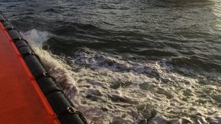 Explozie la bordul unui nave &icirc;n Sulina. Marfarul ar fi lovit o mină marină. 12 persoane au fost evacuate