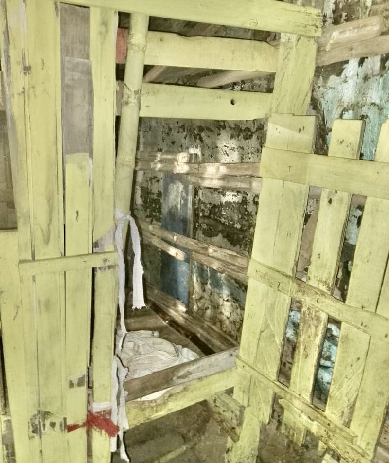 Sechestrat de proria mamă. Copilul de 13 ani, cu dizabilități, a fost sechestrat, într-o cușcă, de cea care i-a dat viata si de alte șase femei