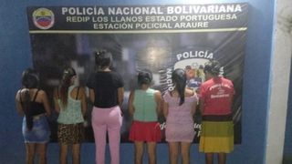 Copilul de 13 ani, cu dizabilități, a fost sechestrat, &icirc;ntr-o cușcă, de cea care i-a dat viata si de alte cinci femei