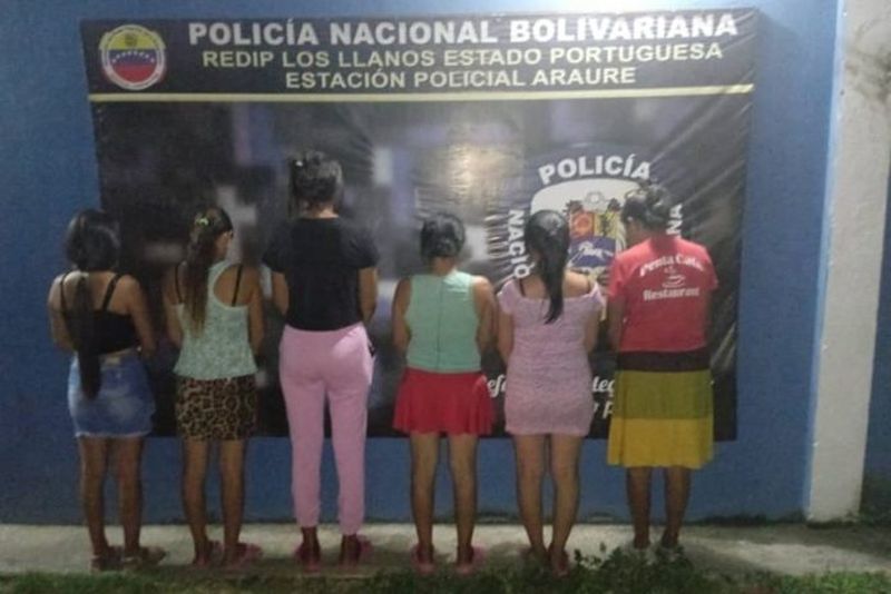 Copilul de 13 ani, cu dizabilități, a fost sechestrat, într-o cușcă, de cea care i-a dat viata si de alte cinci femei