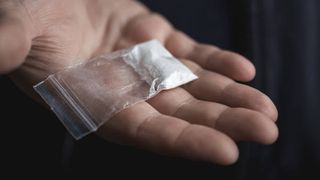 Drogurile fac ravagii printre adolescenți. Doi elevi au fost prinşi cu substanțe interzise la ei. Totul a avut loc &icirc;n curtea unui liceu din Timișoara