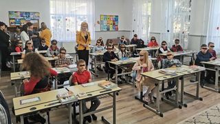 &Icirc;nvățătoarea &icirc;și &icirc;nvață elevii că trebuie să &icirc;i accepte pe cei din jurul lor așa cum sunt, să le asculte povestea și să &icirc;ncerce să se pună &icirc;n pielea lor.