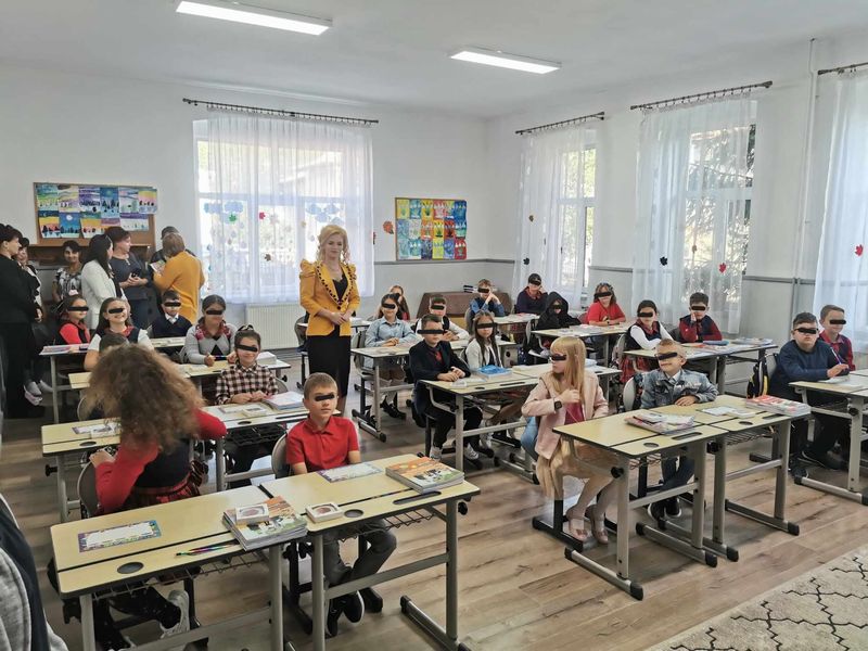 Învățătoarea își învață elevii că trebuie să îi accepte pe cei din jurul lor așa cum sunt, să le asculte povestea și să încerce să se pună în pielea lor.