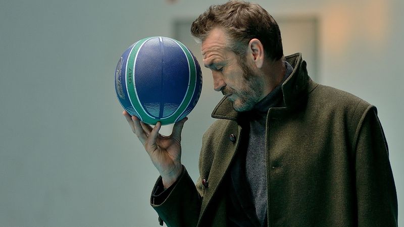 Nu ratați noul serial “Rocco Schiavone”, difuzat de luni până vineri, de la ora 22:30, numai la Kanal D2.