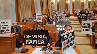 Demisia lui Rafila, cerută de USR, a fost respinsă &icirc;n Parlament.