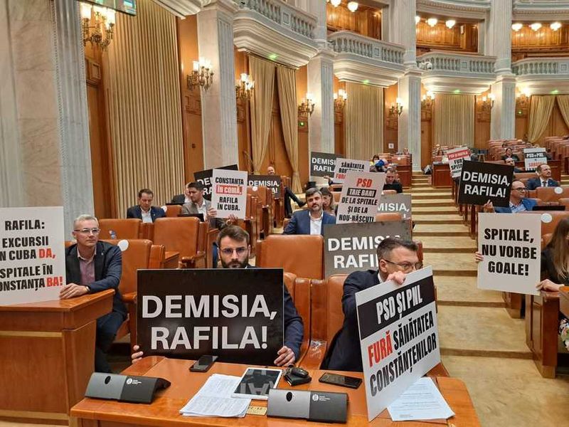Demisia lui Rafila, cerută de USR, a fost respinsă în Parlament.
