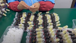 Cum sunt făcute dispozitivele de vapat? Oamenii spun că nu le vor mai cumpăra niciodată: &bdquo;Vrei să &icirc;mi spui că acești oameni ating muștiucul produsului fără mănuși?!&rdquo;