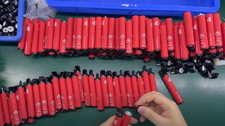 Cum sunt făcute dispozitivele de vapat? Oamenii spun că nu le vor mai cumpăra niciodată: &bdquo;Vrei să &icirc;mi spui că acești oameni ating muștiucul produsului fără mănuși?!&rdquo;